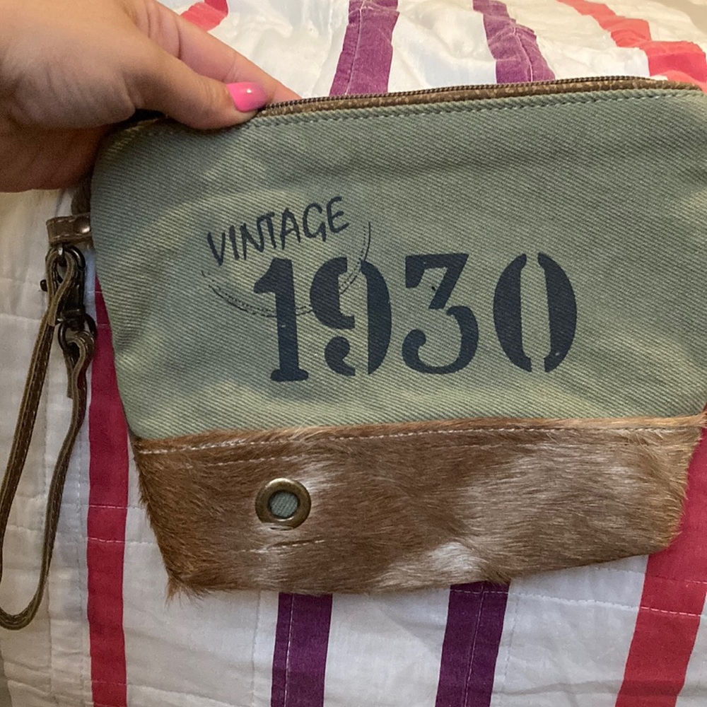 Mrya wristlet